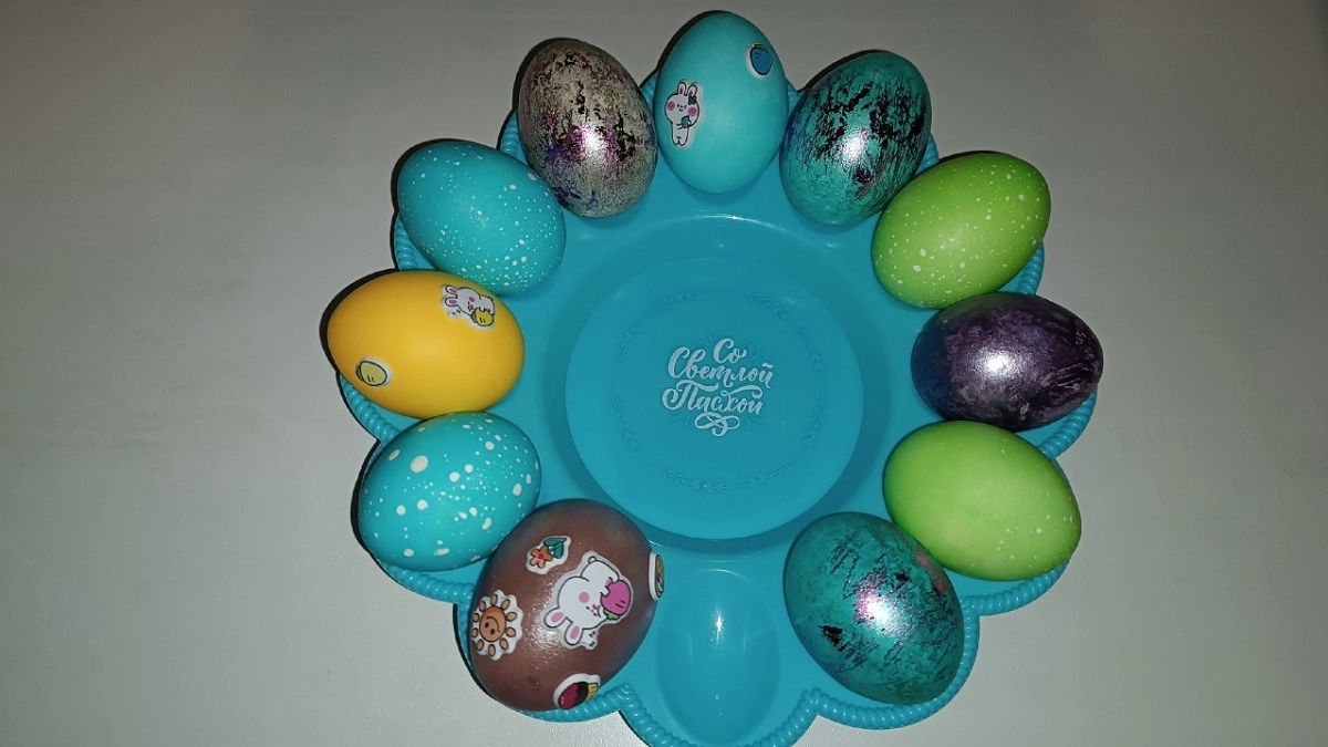 Выбрасывать ли крашенки после Пасхи? В Роскачестве раскрыли, сколько можно хранить варёные яйца на самом деле