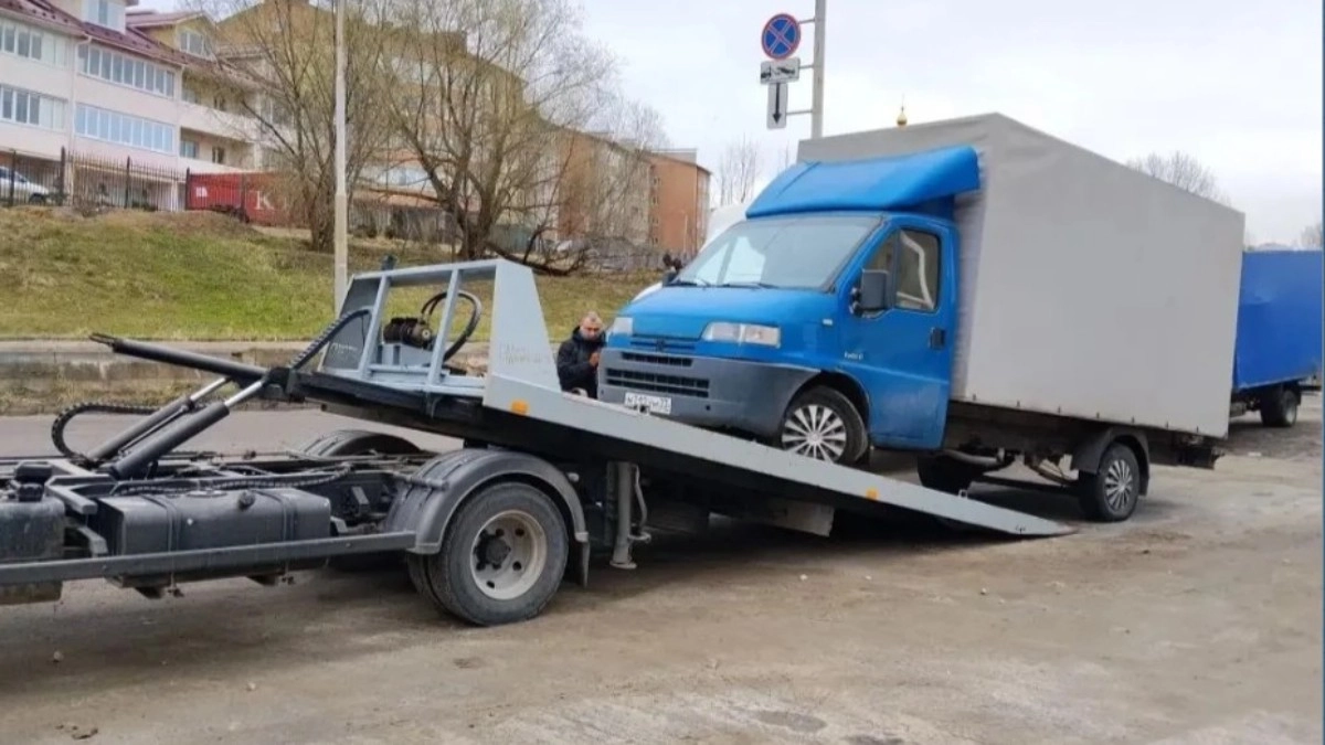 Коммунальщики во Владимире продолжают эвакуировать бесхозные авто