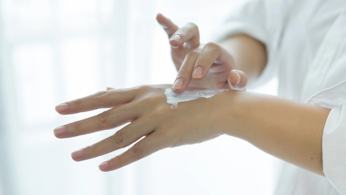 Кожа на руках стала мягче шёлка: нашла в аптеке средство за 30 рублей — работает как дорогой крем