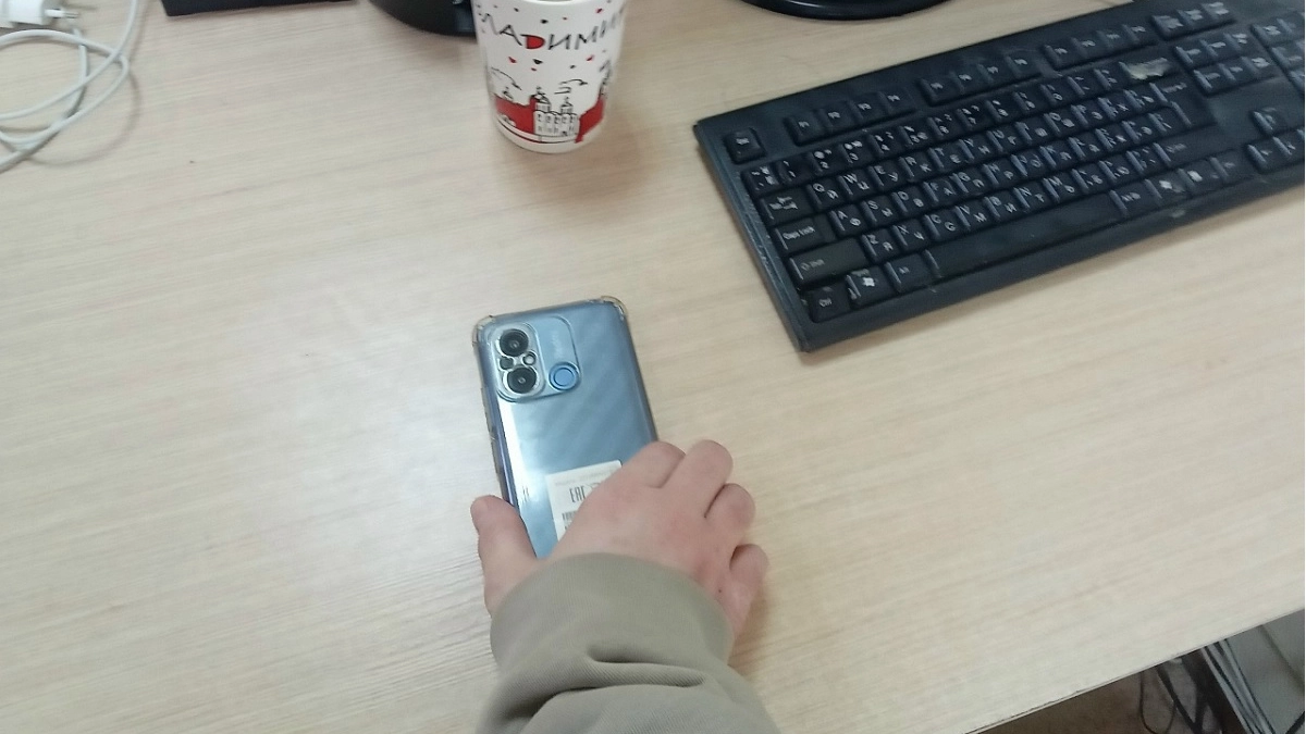 Почему я всегда кладу телефон экраном вниз и вам советую: этот лайфхак должен знать каждый — выручит в любой ситуации