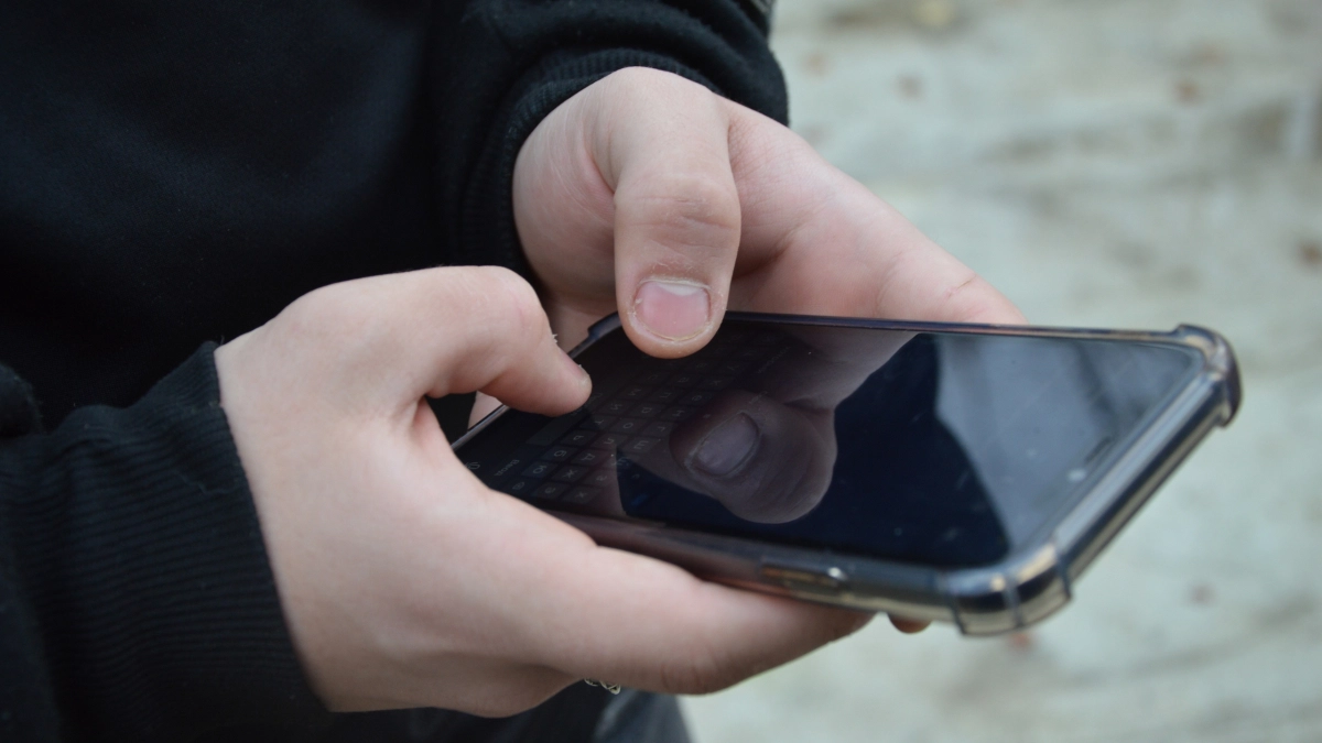 Никогда не заряжайте телефон до 100%: 3 ошибки, которые сокращают жизнь смартфона вдвое