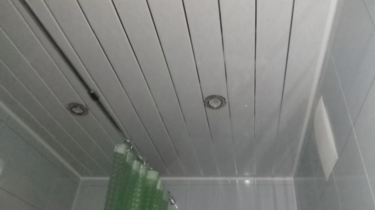 Не просто стильный, а вечный: топ-5 идеальных потолков для ванной, которые не боятся потопов — тренды-2026