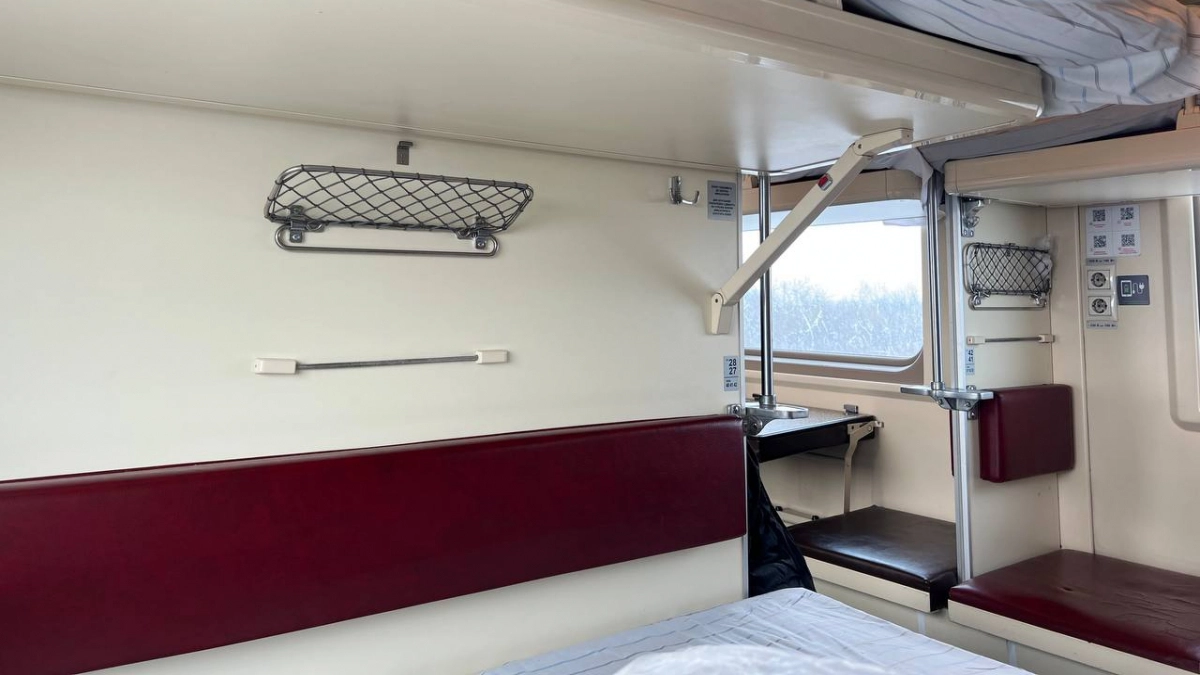 Сиди наверху и не дыши: РЖД запретили пассажирам верхних полок садиться вниз — новые правила 2026