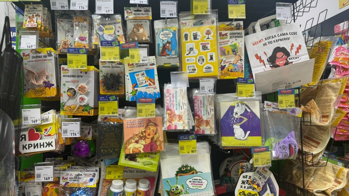 Кружка-помойка и губозакаточная машинка: 15 самых нелепых, но гениальных находок из "Фикс Прайса" — стоит ли брать?