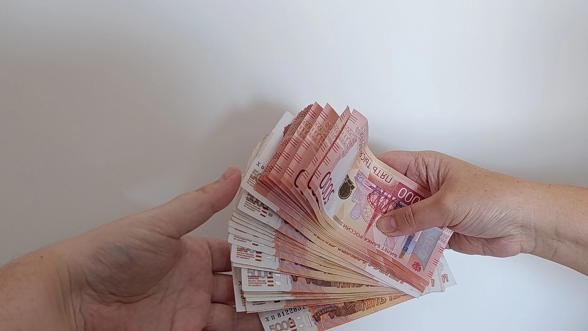 Россияне бросились снимать наличные: ЦБ назвал неожиданную причину мартовского скачка