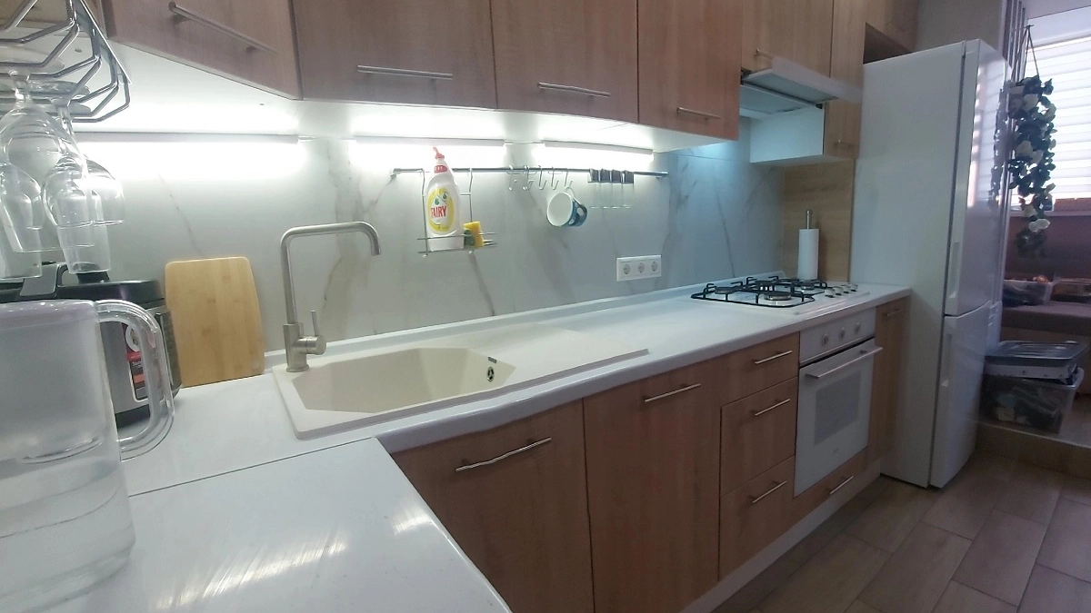 Кофе, вино, йод: эксперт рассказала, как спасти белую столешницу от любых пятен без разводов