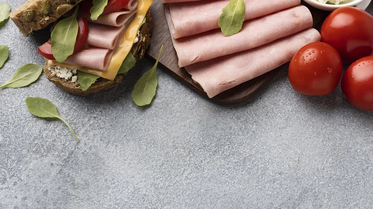 Кладу отварное мясо в бутылку и получаю зельц: рецепт домашней колбасы за 145 рублей