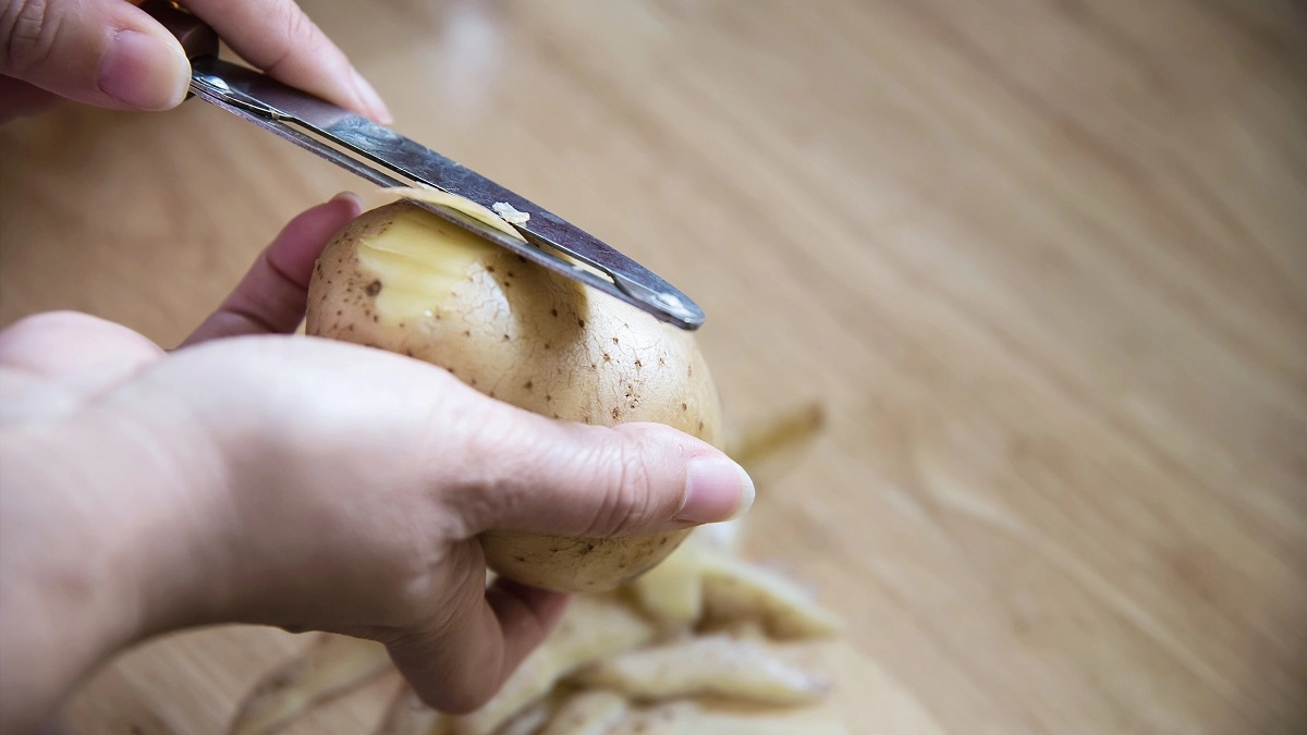 Зачем дачники копят шкурки от картошки в морозилке: хитрость, которая удваивает урожай