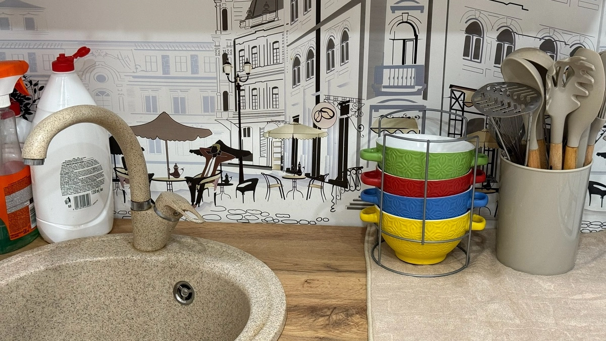 Почему умные хозяйки убирают тарелки с верхних полок: секрет эргономичной кухни