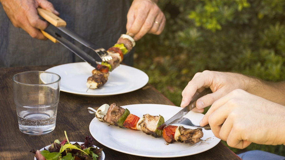 Даже постная свинина станет ядом: названа самая опасная часть шашлыка — обязательно срезайте