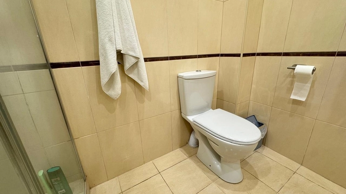 Чёрные швы в ванной больше не проблема: копеечных средства, которые вернут белизну