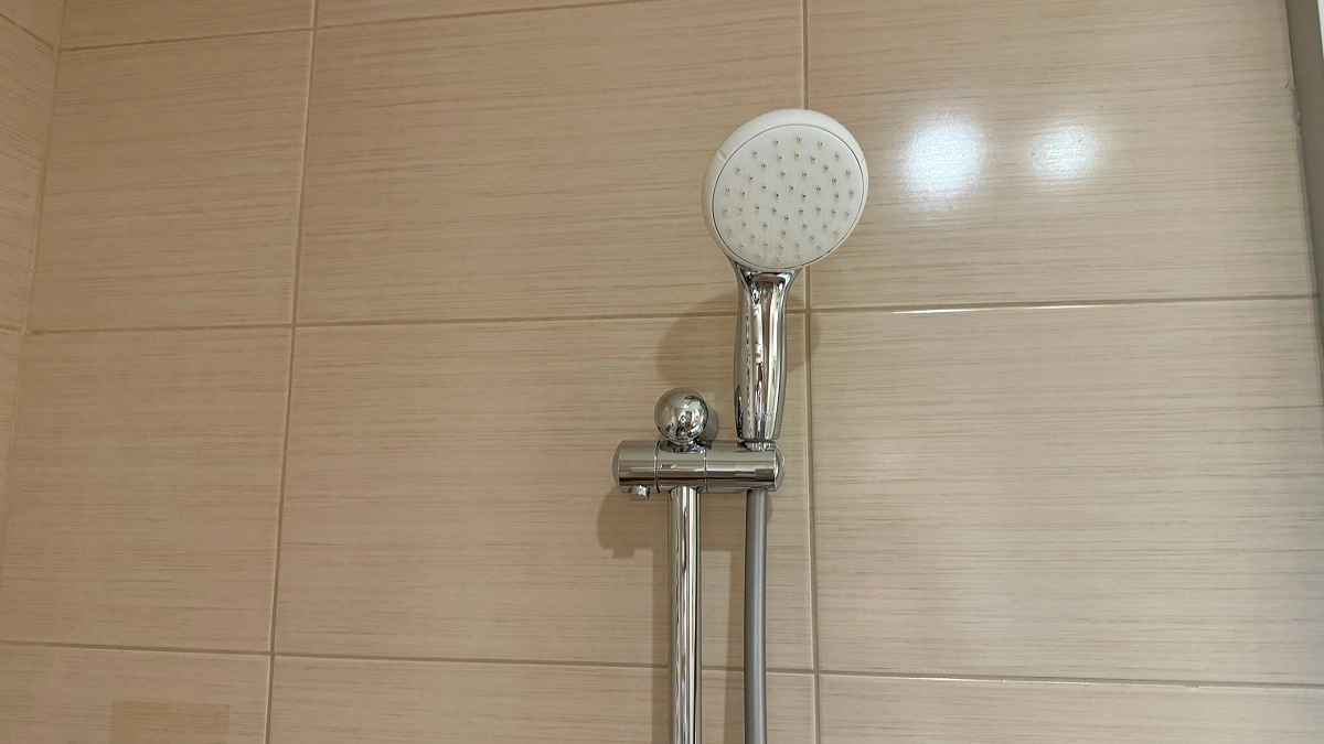 Из душа снова бьёт вода, как из пожарного шланга: копеечные средства, которые вернут душ к жизни