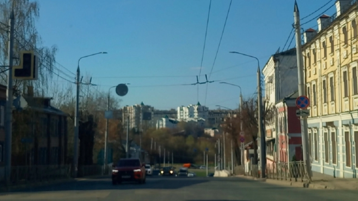 Кто на самом деле должен уступить при сужении трассы: вот что говорят ПДД — запомните на всю жизнь