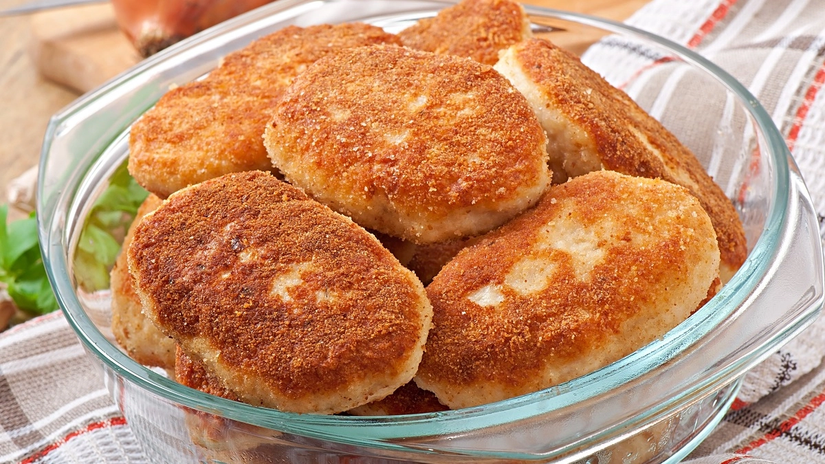 Шеф-повар раскрыл 4 ошибки, из-за которых котлеты получаются плоскими и сухими