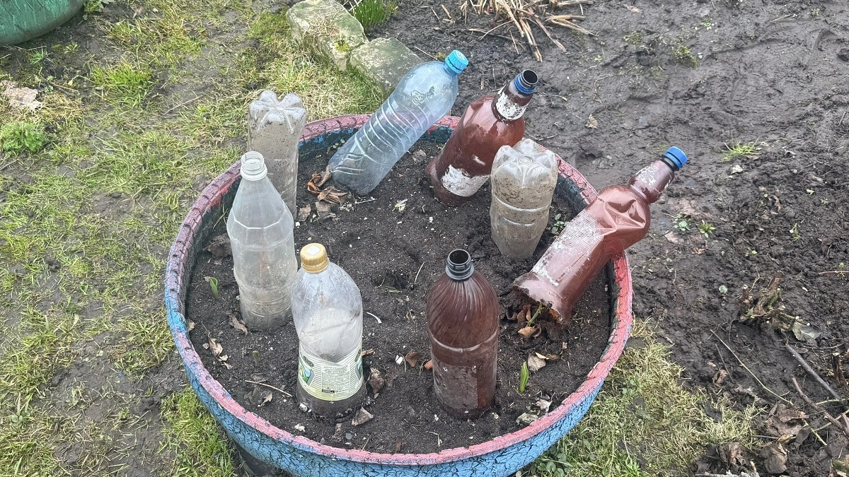 Раскрываем, зачем дачники копят пластиковые бутылки: не мусор, а сокровище