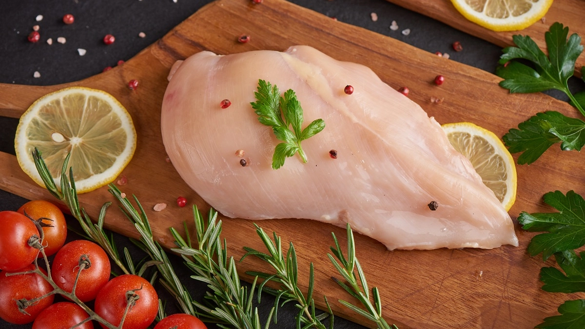 В последнее время стала часто покупать куриную грудку: шеф-повар подсказал рецепт сочной грудки