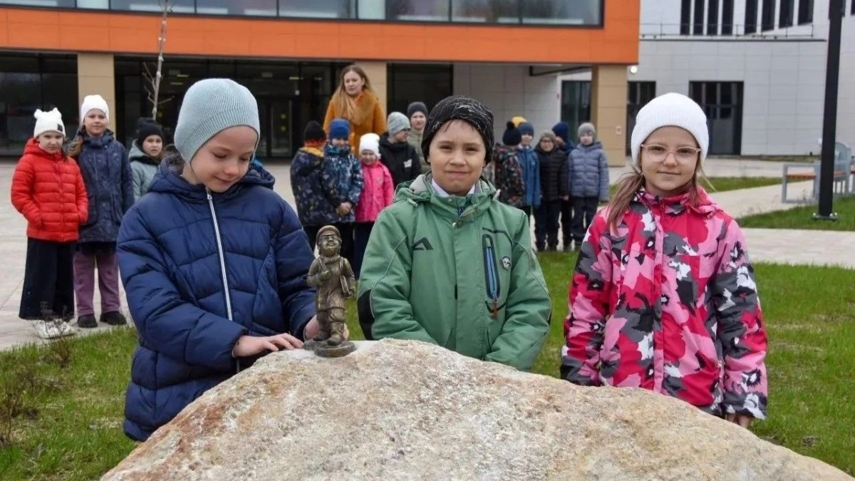 В Суздале у школы «Открытие» появился бронзовый «суздальчонок-школьник»