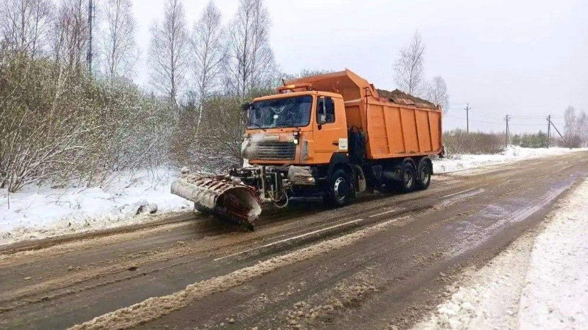 Более 30 единиц спецтехники задействовали для уборки снега в 33-м регионе
