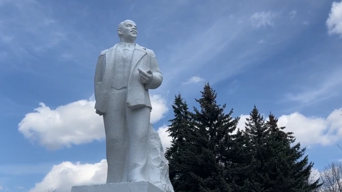 Молодогвардейцы привели в порядок памятник Ленину