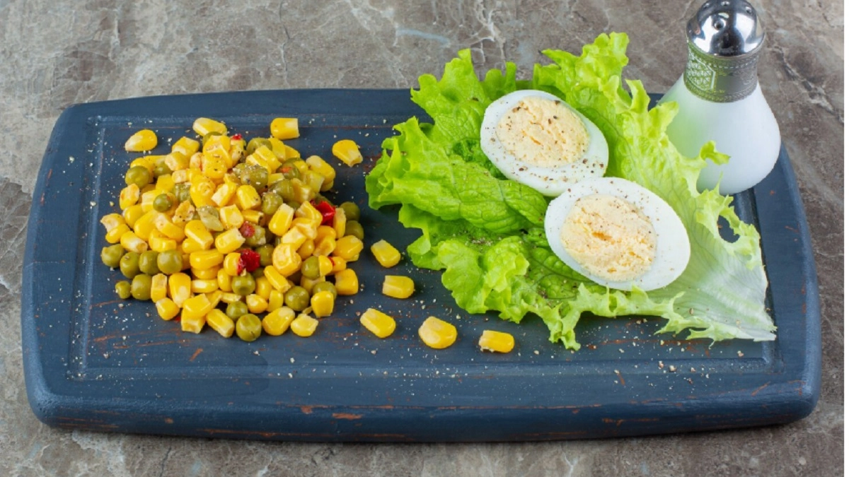 Салат из яиц и горошка — тот самый вкус детства: готовится за пару минут, а съедается за секунду 