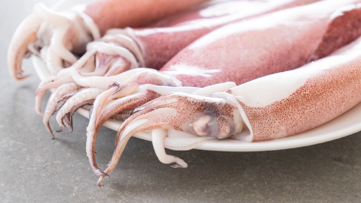 Сколько варить кальмаров: точное время для салата, чтобы не получить резину