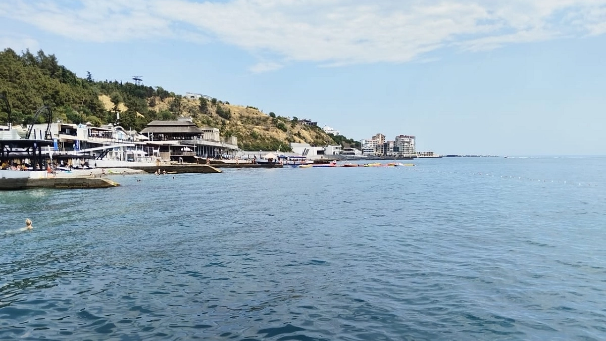 Дешевле популярных черноморских курортов, а вода чище и сервис лучше: топ-3 направления для отдыха летом-2026