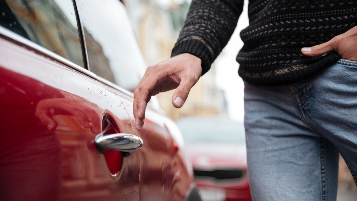 В Александрове бомж за один вечер украл смартфон, угнал авто и покалечил полицейского
