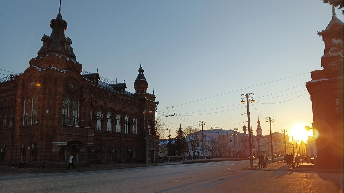 Гидрометцентр бьёт тревогу  в эти выходные погода сойдёт с ума? Нагрянут метели, грозы и не только — свежий прогноз по регионам