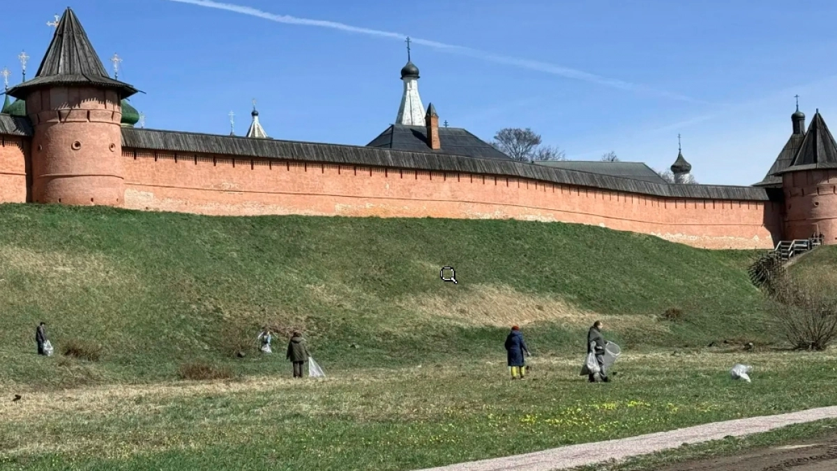 На субботниках в Суздале граждане приводят в порядок туристические территории