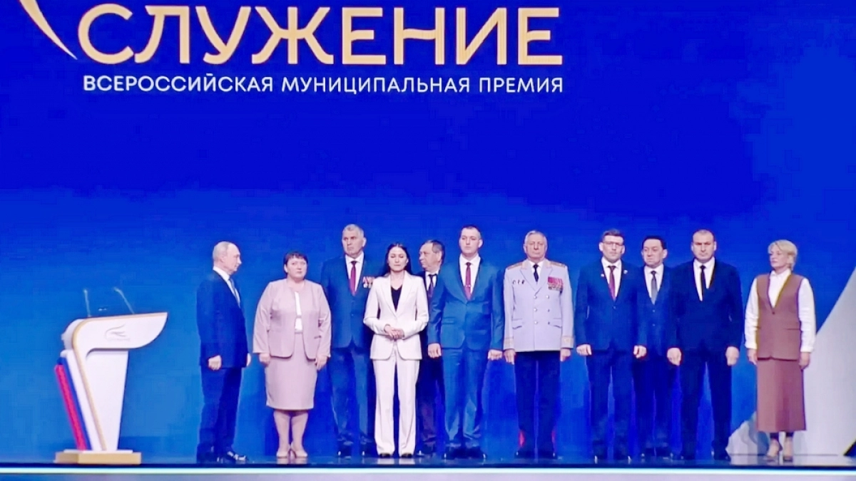 На вручении премии «Служение» В. Путин дважды пожал руку служащей из Собинки
