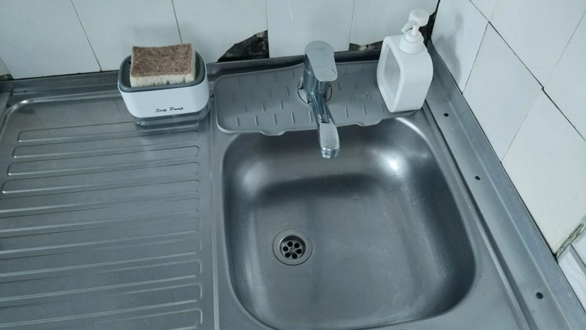 Сыплю прямо в забитый слив: 1 стакан копеечного средства прочистит раковину за 5 минут