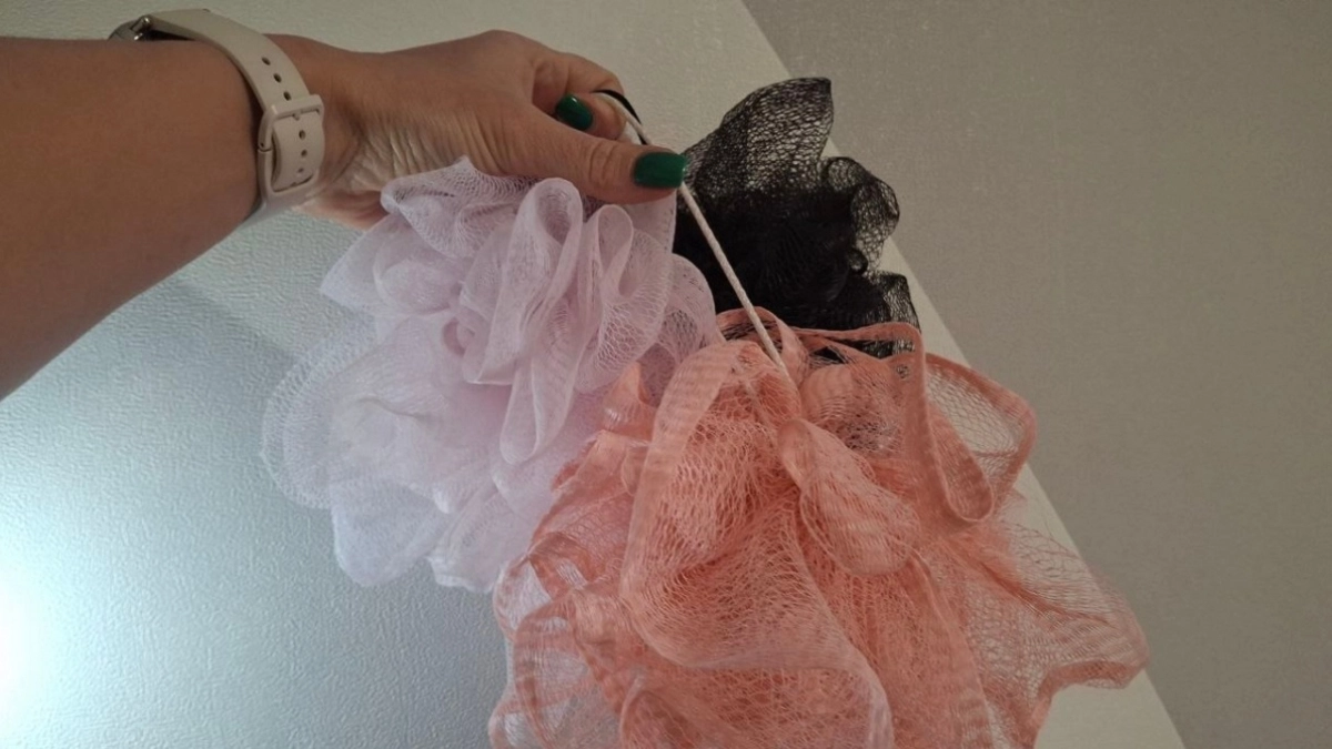 Старые мочалки не выкидываю, коплю весь год и везу на дачу: урожая теперь собираю больше, чем все соседи по СНТ