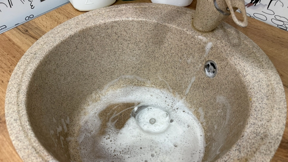 Прекратите сливать масло после жарки в раковину, оно намертво забьёт трубы: вот как избежать засора