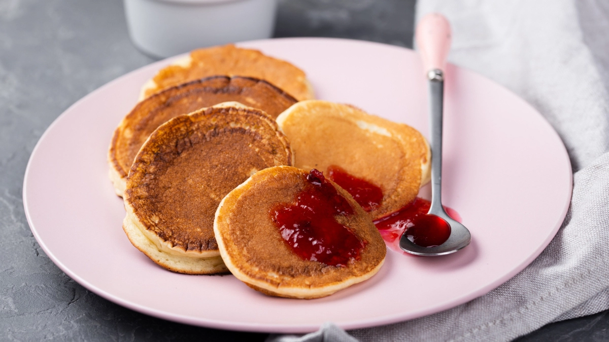 Чтобы оладьи были высокими, не впитывали масло и не были «хлебными»: 3 «неправильные» хитрости от шеф-повара