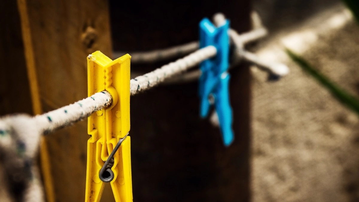 Собирая чемодан в отпуск, всегда кладу туда прищепки: вот как использую их в поездке - рабочий лайфхак для туристов