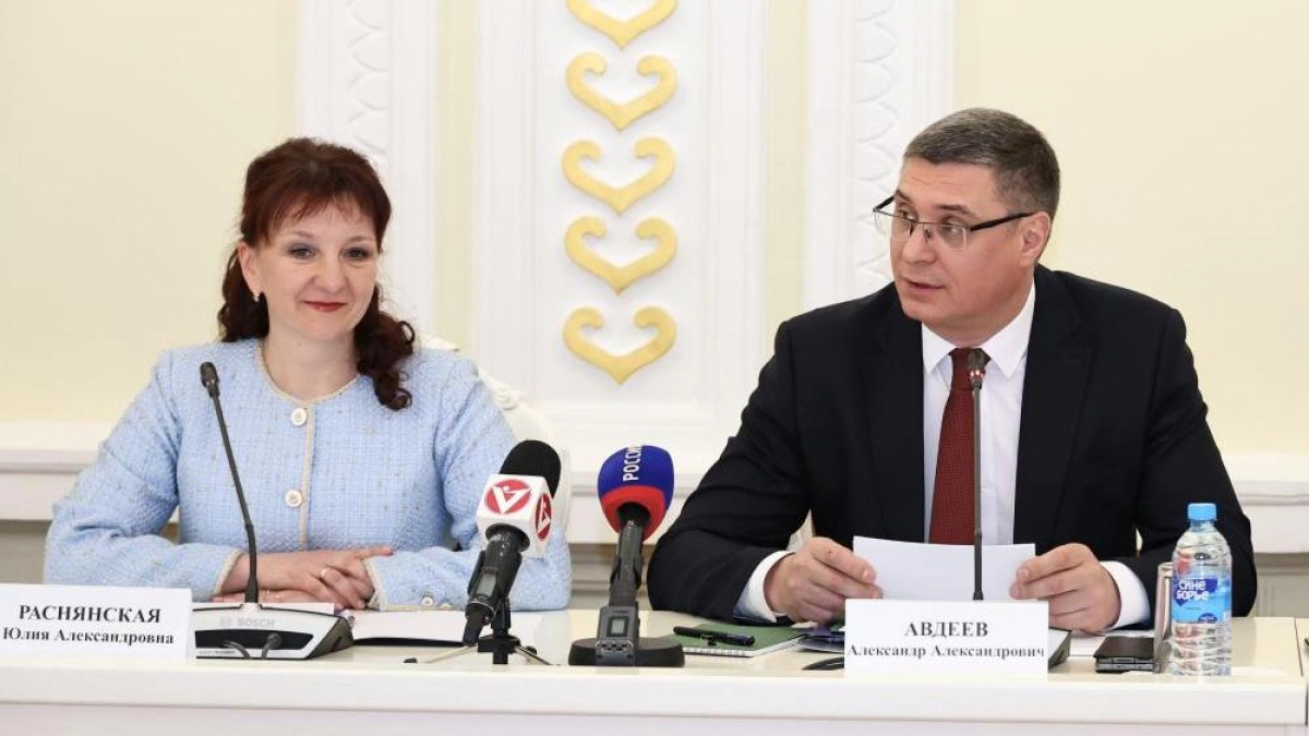 Губернатор поздравил с датой детского правозащитника 33-го региона Ю.Раснянскую 