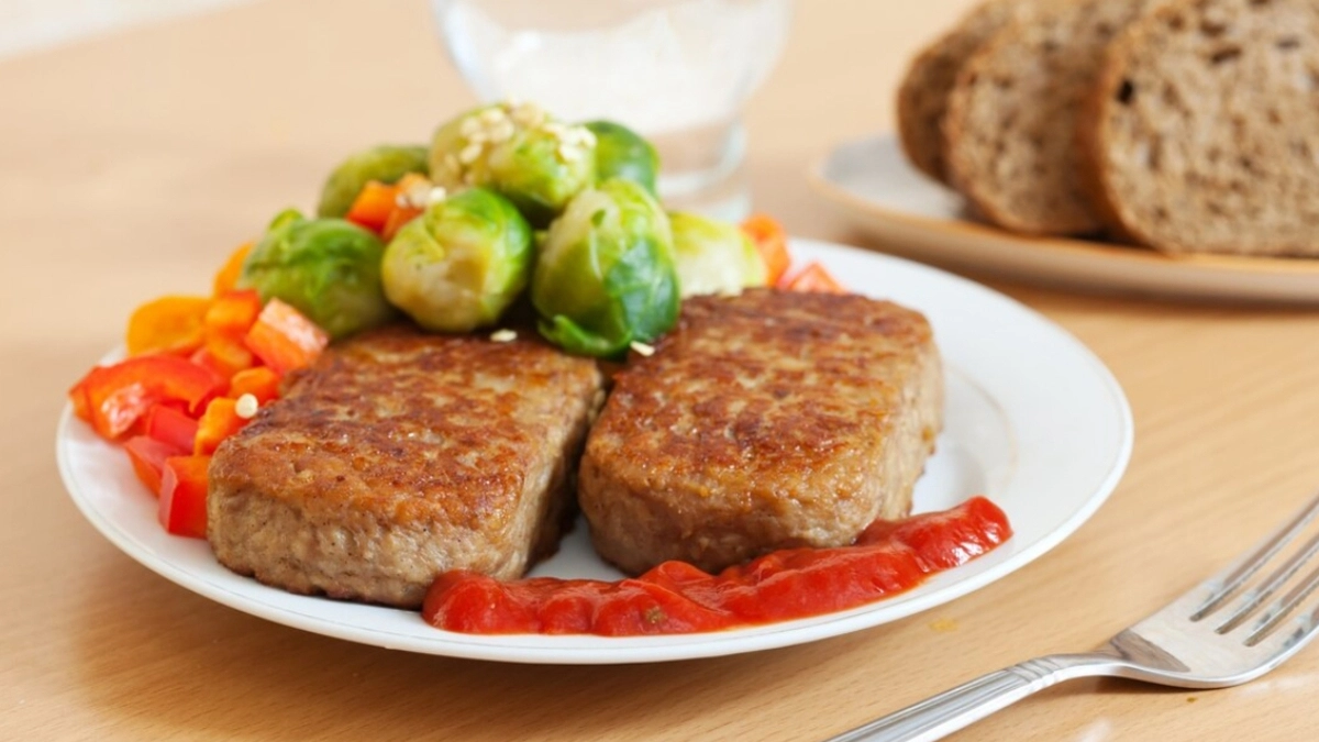 Мягче облака, сочнее некуда: простой рецепт нежных куриных котлет - готовятся всего за 20 минут