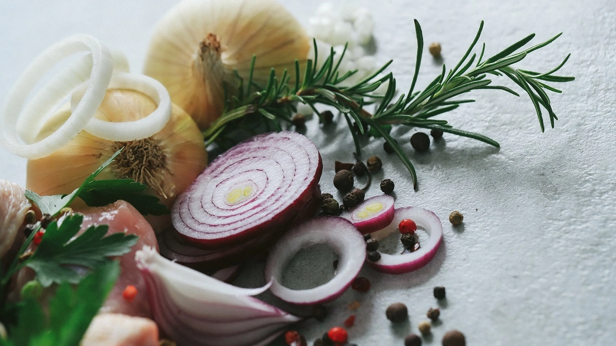 К шашлыку, в салат и для бургера: тот самый лук, который все хотят научиться готовить