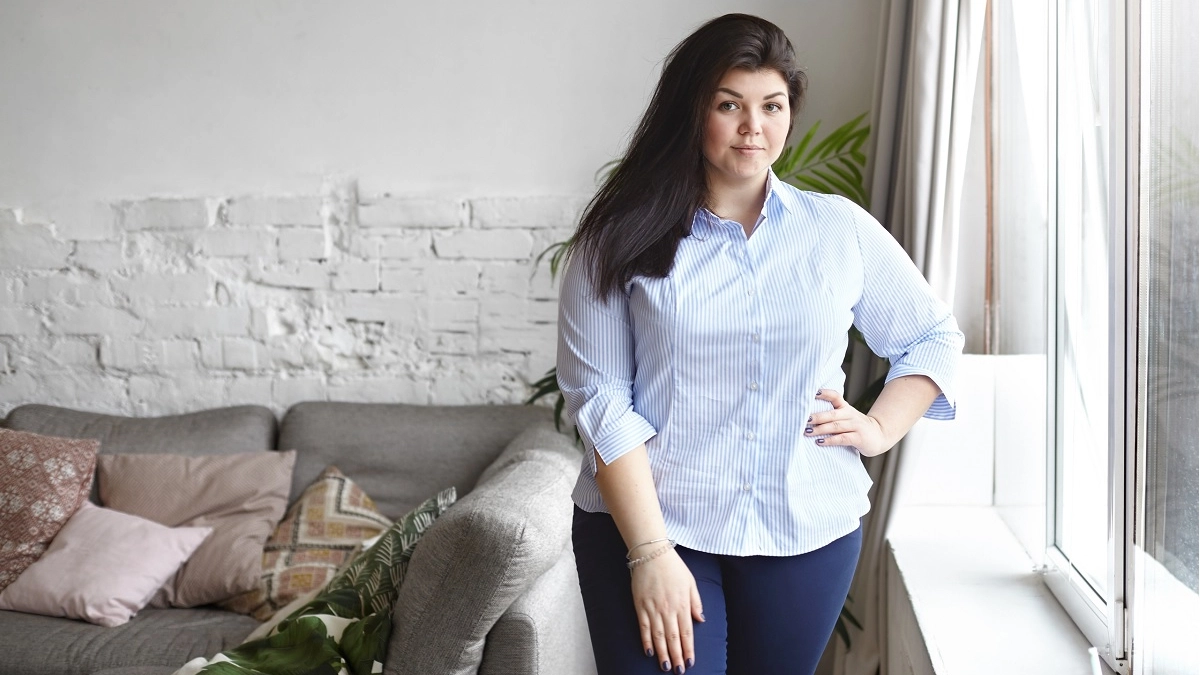 Удлинят ноги и подчеркнут талию: 3 модных модели брюк для полных женщин - хит этой весны