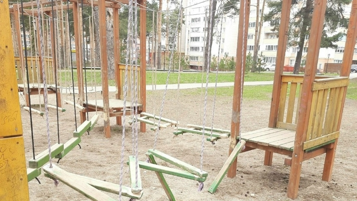 Деньги на ветер: вандалы сломали новую детскую площадку в Александрове