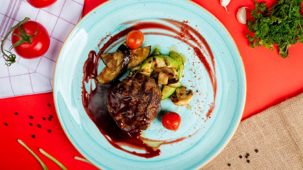 Мясо по-самарски: тот самый рецепт нежного мяса в сметанном соусе с солеными огурцами