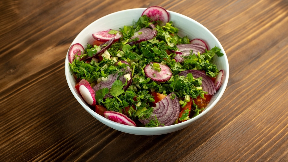 Беру редис и кладу ложку зернистой горчицы: весенний салат — не такой как все, с вкусной заправкой