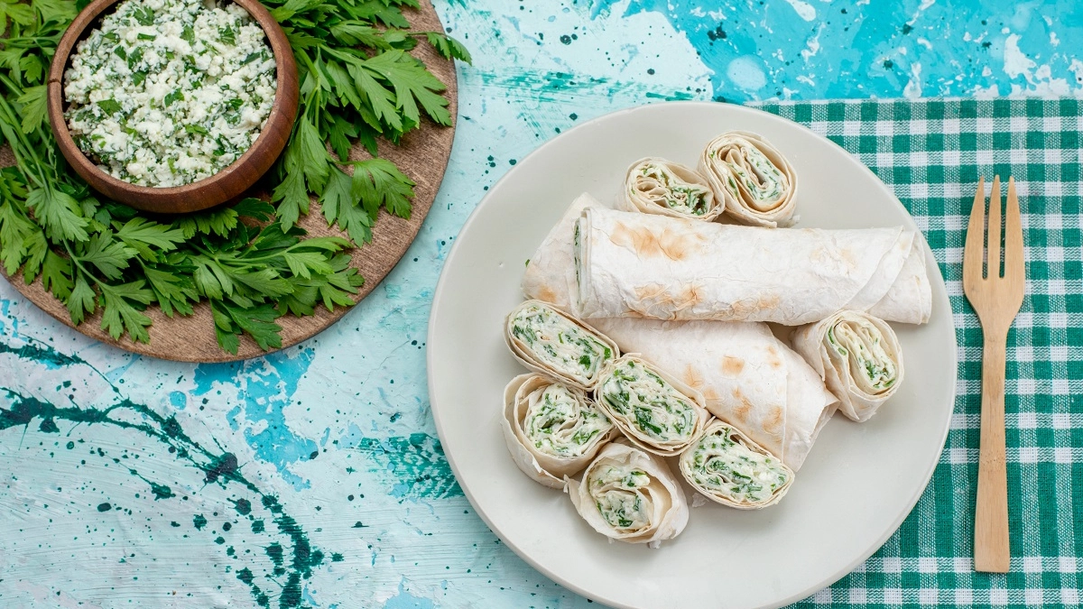 Заворачиваю в лаваш и в духовку на 10 минут — сырный рулет, от которого домашние в восторге