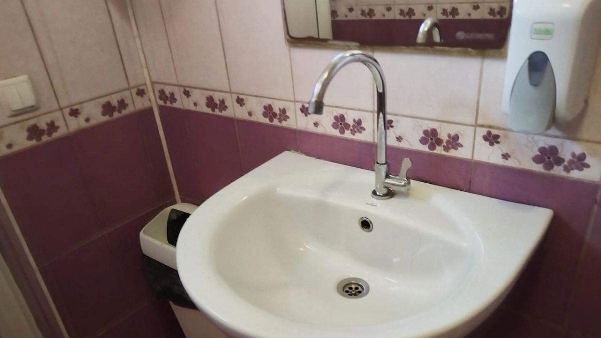 Кафель и керамогранит уже никто не кладет: 7 бюджетных трендов отделки ванной, которые выглядят дорого