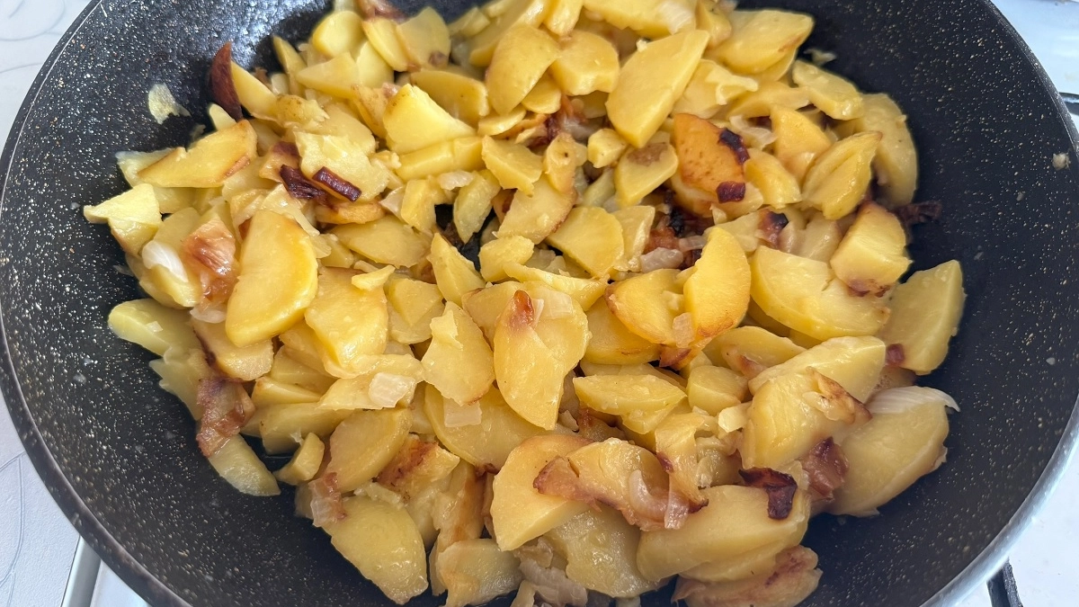 Никогда не ела более вкусных грибов с картошкой: всего одна деталь меняет вкус полностью