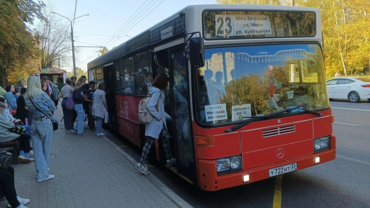Почти во всех автобусах областного центра внедрена бескондукторная система оплаты