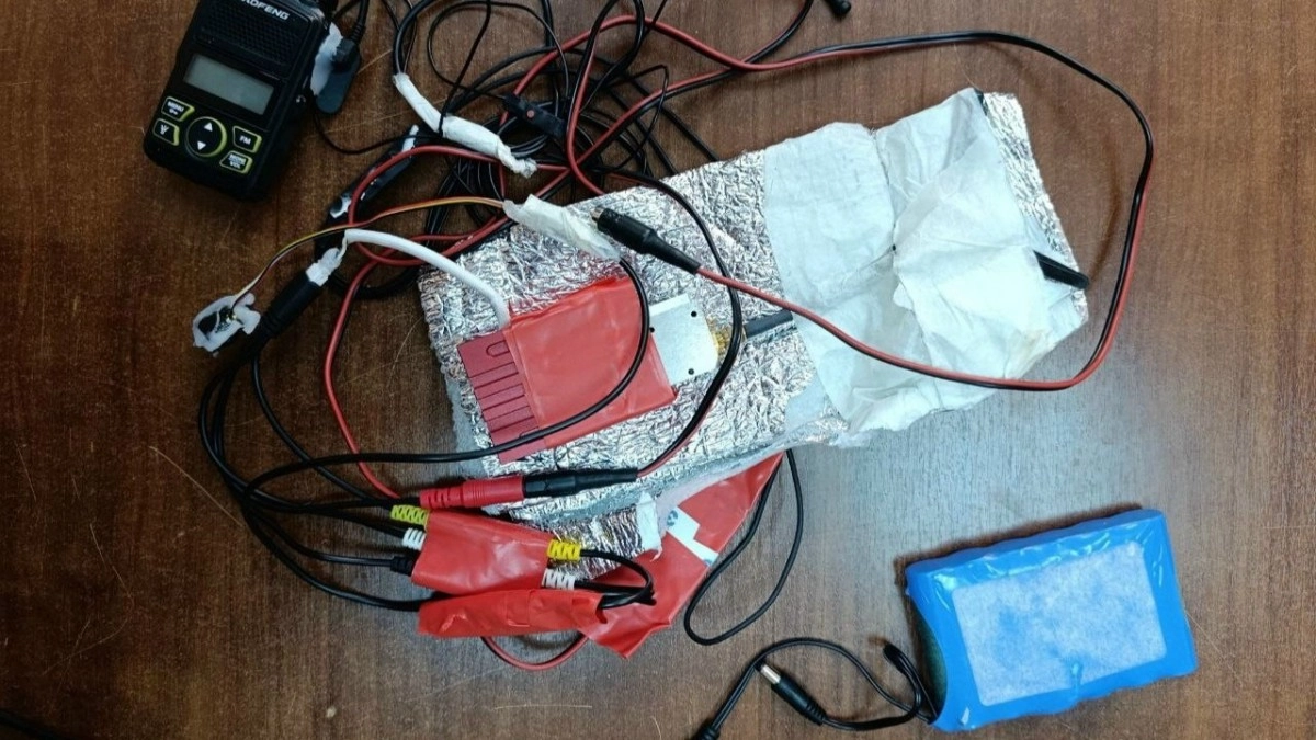 Мигрант пытался сдать на права в областном центре с микронаушником и камерой