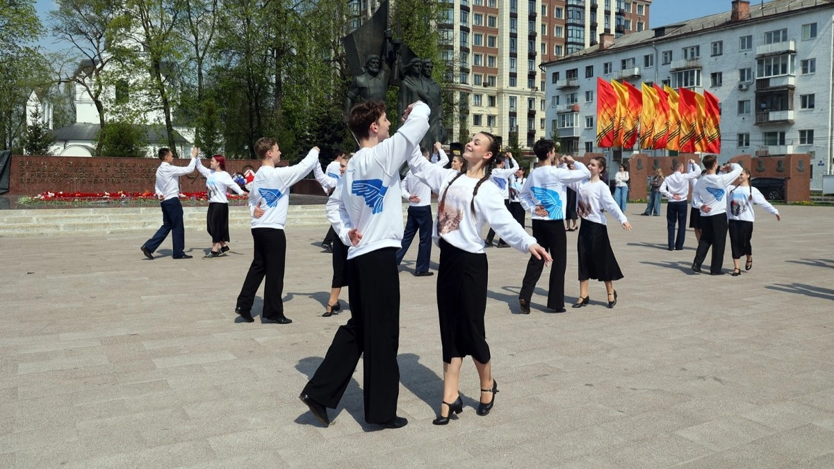 Более 40 волонтеров станцевали «Вальс Победы» на четырех площадках Владимира