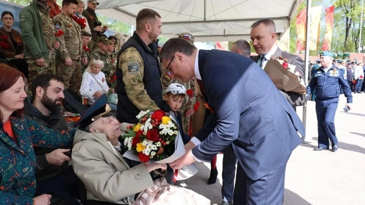 Во Владимире 100-летний ветеран встретил День Победы на площади с земляками