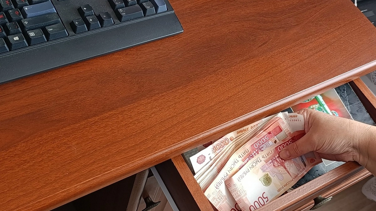 Почему сбережения в наличных нельзя держать дома: юрист озвучил лучший способ хранения денег